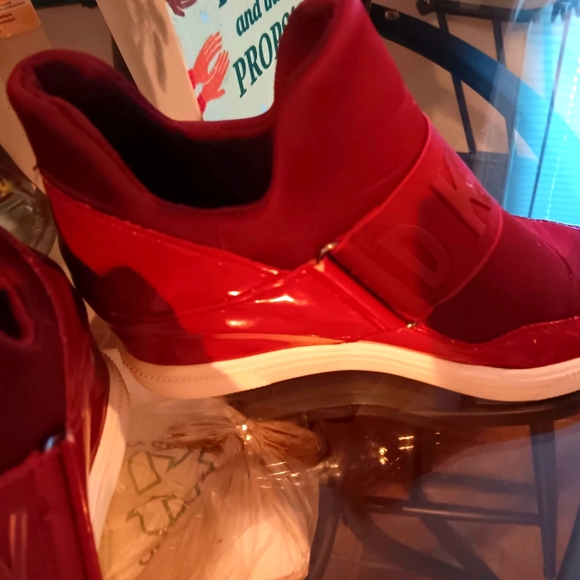 DkNY beautiful red velvet sneakers - Picture 5 of 5